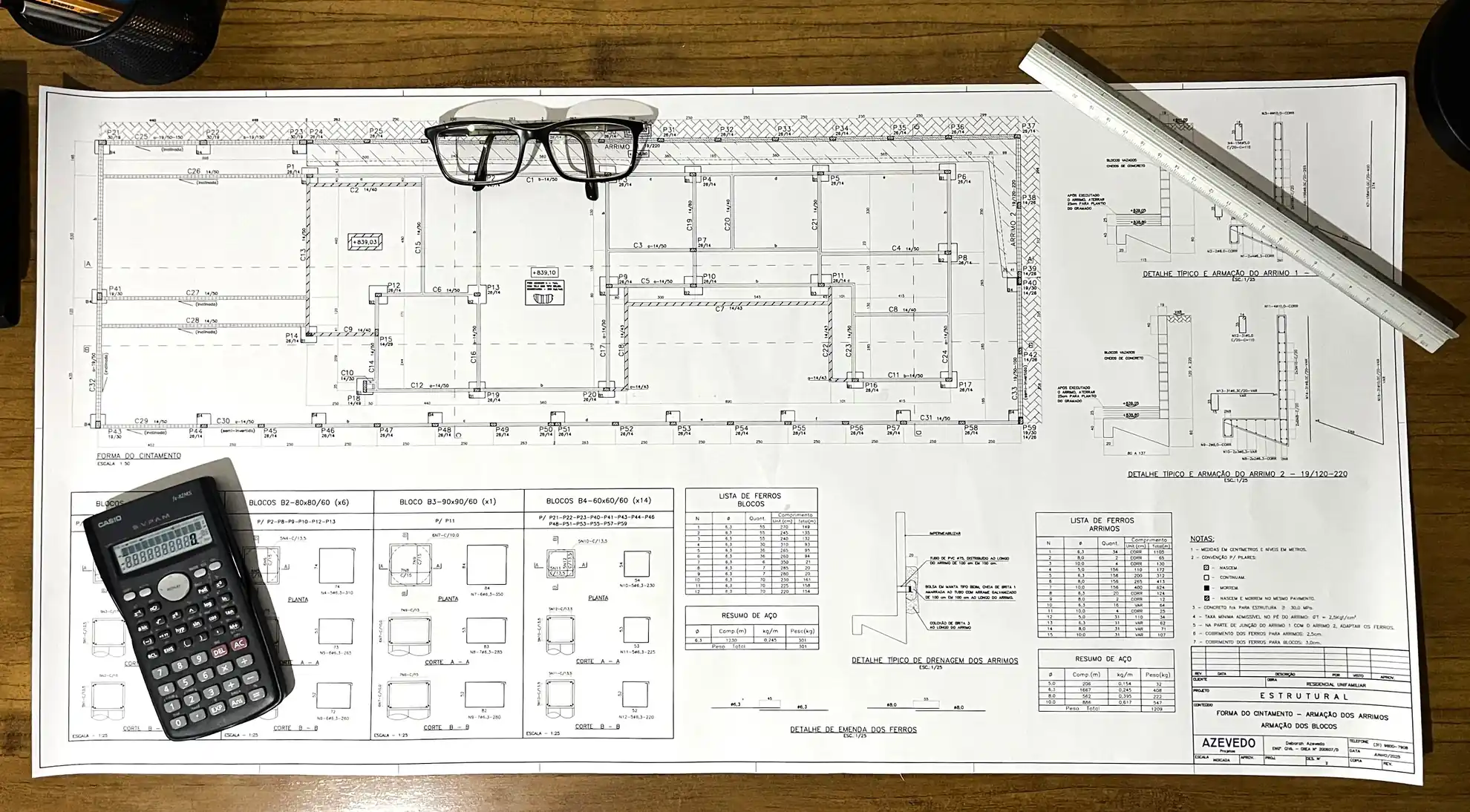 Mesa de projetos da Azevedo Projetos com desenhos técnicos